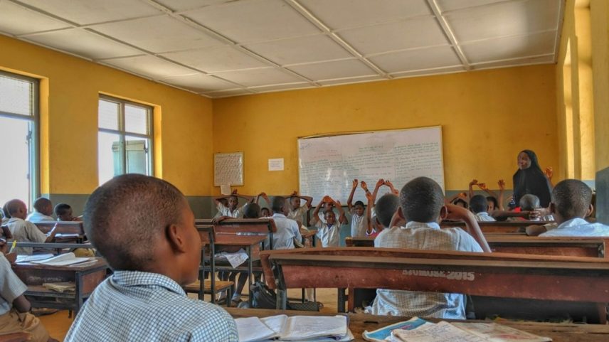 Os ataques às escolas em vários estados do norte estão afetando o acesso à educação. (Foto: Ilustração/Unsplash/Eniafe)