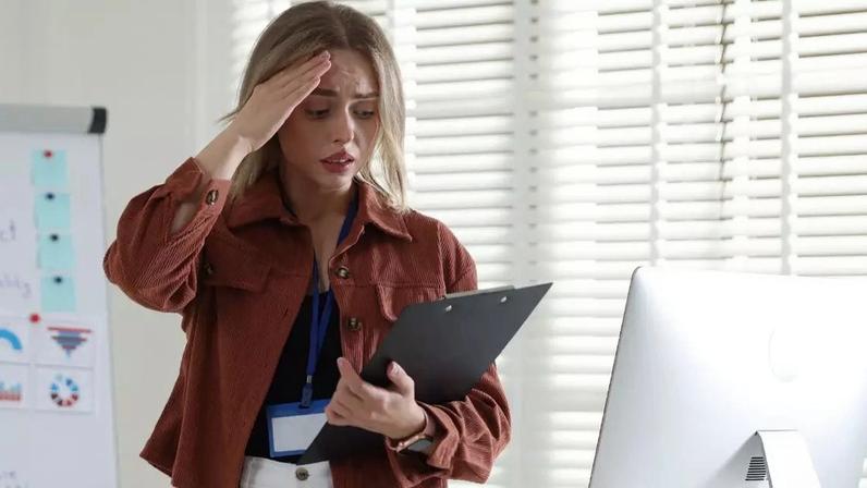 Ergofobia é o medo persistente do trabalho que vai além do estresse comum; entenda os sintomas, causas e tratamentos