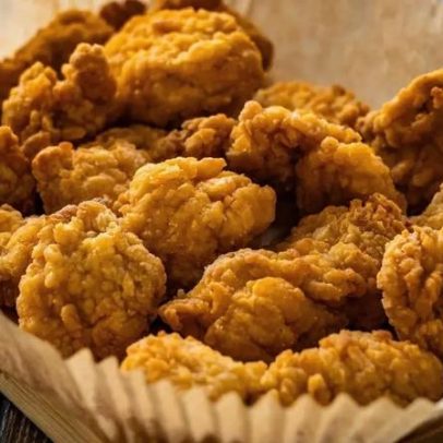 Melhor modo de empanar frango evita panko e farinha de rosca, mais saudável