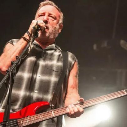 Peter Hook critica New Order após restar apenas Bernard Sumner