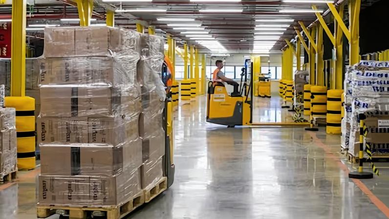 Auxiliar de depósito na Amazon: salário de 22.260 euros e 20.300 empregados