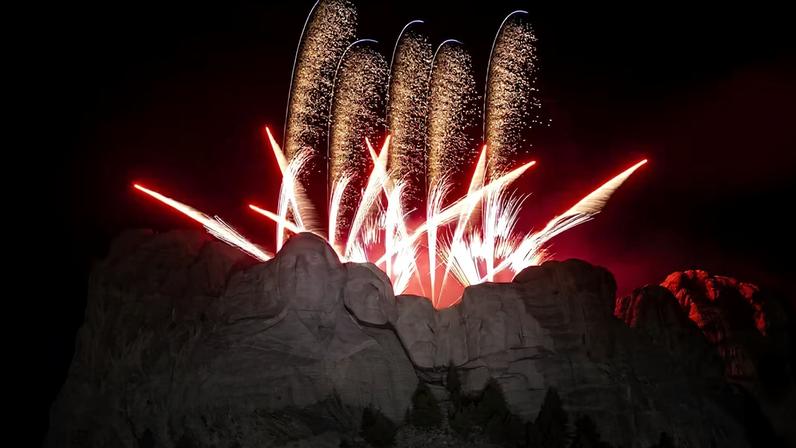Fogos de artifício explodem sobre o Monumento Nacional do Monte Rushmore, na Dakota do Sul, EUA — Foto: Al Drago/Bloomberg