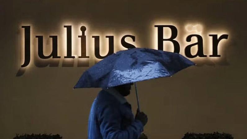 Pedestre passa diante de escritório do Julius Baer em Zurique, Suíça — Foto: Stefan Wermuth/Bloomberg