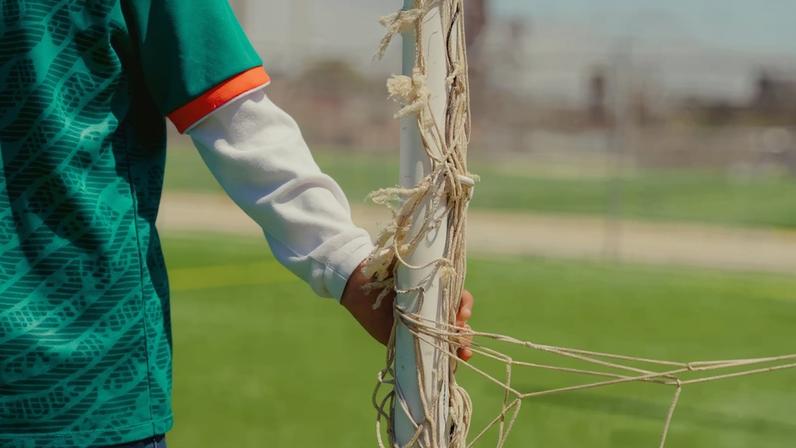 Josias em campo de futebol no México