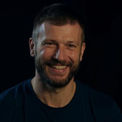 Rodrigo Hilbert ajuda motorista com carro atolado e vira assunto nas redes