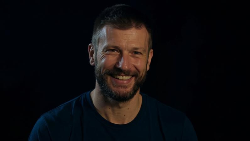 Rodrigo Hilbert ajuda motorista com carro atolado e vira assunto nas redes