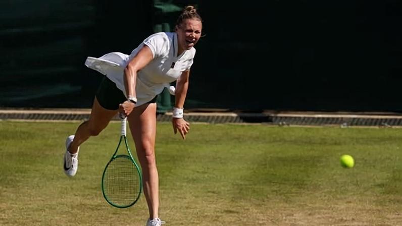 Amanda Anisimova serves