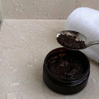Mistura de café e óleo de coco promove esfoliação e hidratação da pele