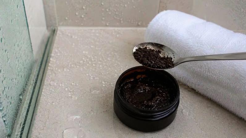 Mistura de café e óleo de coco promove esfoliação e hidratação da pele