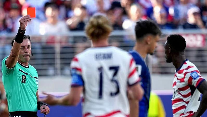 Fifa anula cartão vermelho a artilheiro dos EUA na Copa, e Trump diz: ‘Revertendo uma injustiça’