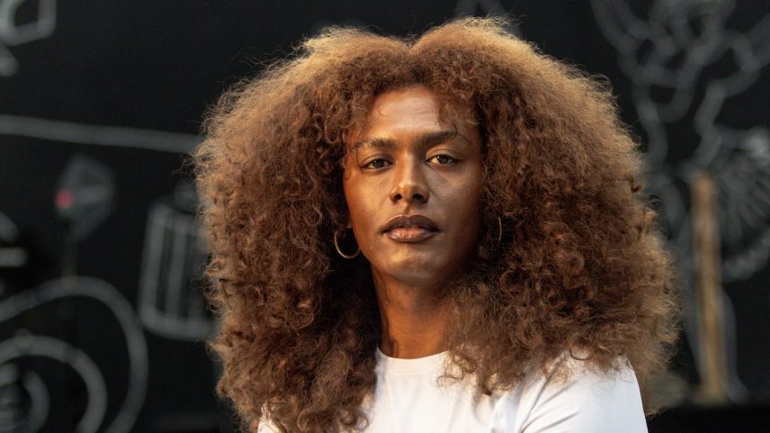 Liniker se prepara para turnê de despedida do álbum Caju