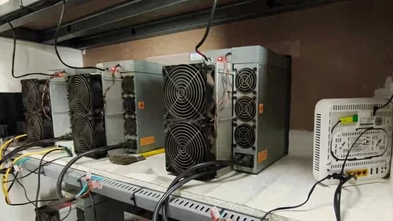 Polícia desarticula fazenda de criptomoedas que desviava energia em Guaratiba