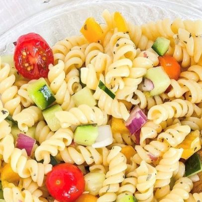 Não deixe a salada de macarrão no calor por muito tempo; entenda o risco