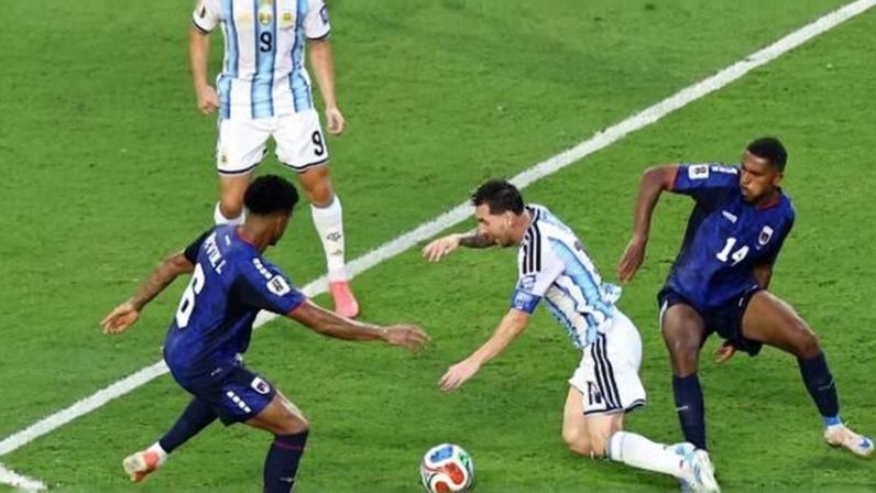 Lionel Messi em ação na partida entre Argentina e Cabo Verde na Copa do Mundo 2026