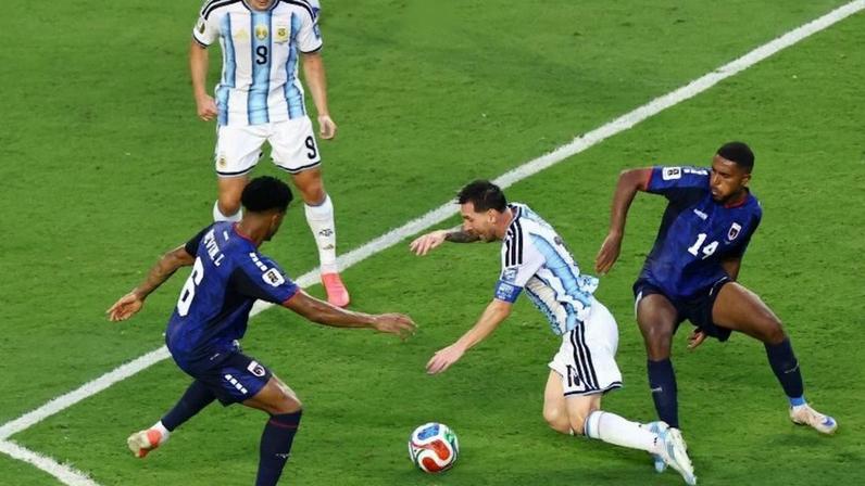3.jul.2026 - Argentina x Cabo Verde - Deroy Duarte comete falta em Lionel Messi
