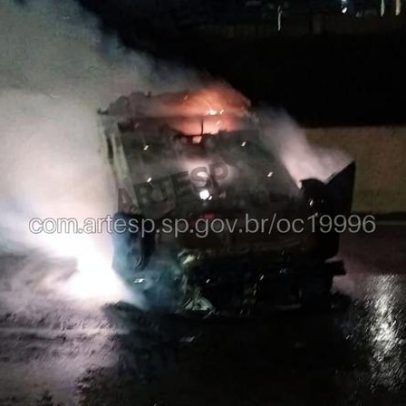 Carro capota, pega fogo e motorista morre atropelado ao tentar escapar