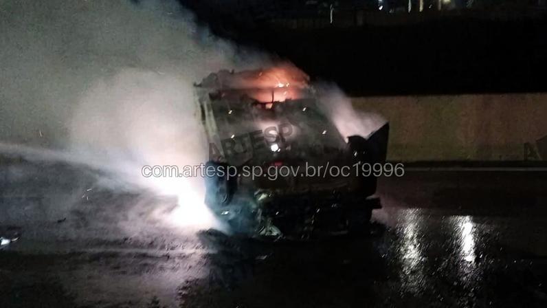 Carro capota, pega fogo e motorista morre atropelado ao tentar escapar