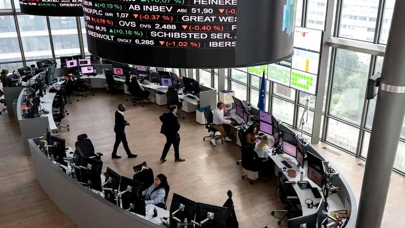 Operadores na bolsa de valores Euronext NV em Paris — Foto: Nathan Laine/Bloomberg