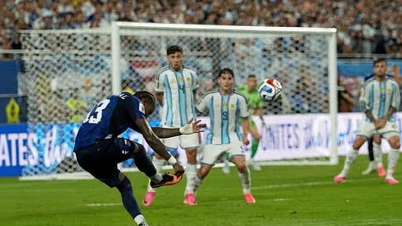 Sidny Lopes Cabral scores