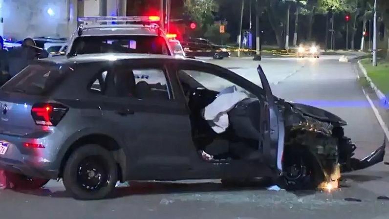 Carro furtado bateu durante perseguição policial no Morumbi, na Zona Sul de São Paulo