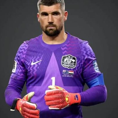 Austrália troca goleiro para pênaltis, aposta falha e eliminação na Copa