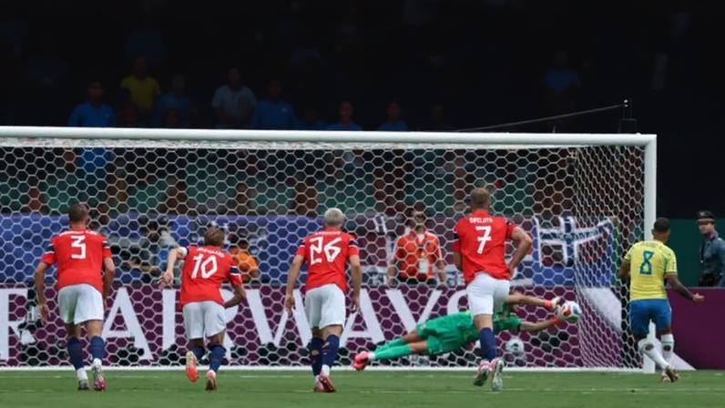 Goleiro Nyland defende cobrança de pênalti de Bruno Guimarães na oitavas de final da Copa do Mundo, no MetLife Stadium, em Nova Jersey.