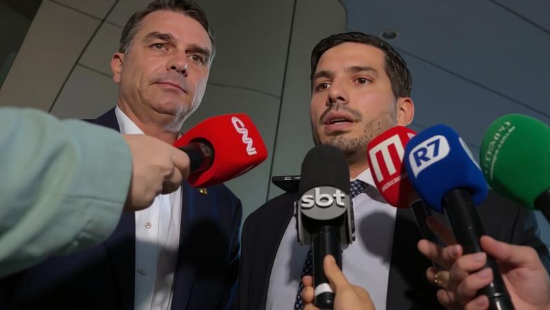 Flávio Bolsonaro, senador (PL-RJ) e André Fernandes, deputado federal (PL-CE)