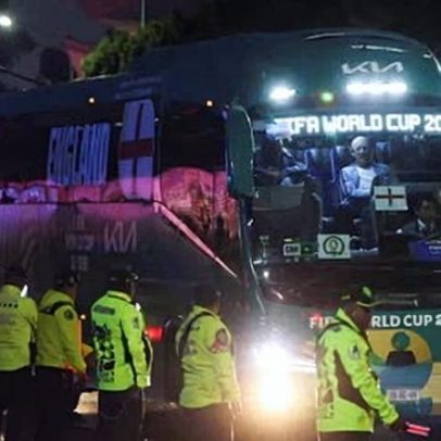 Inglaterra chega ao hotel na Cidade do México para duelo da Copa com hostilidade