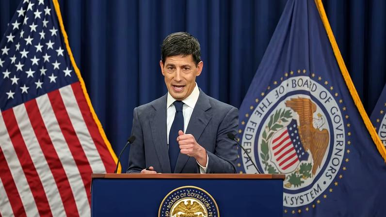Kevin Warsh durante coletiva de imprensa após reunião de política monetária do Fed — Foto: Al Drago/Bloomberg