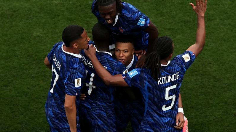 Kylian Mbappé celebra com companheiros de França após gol contra o Iraque