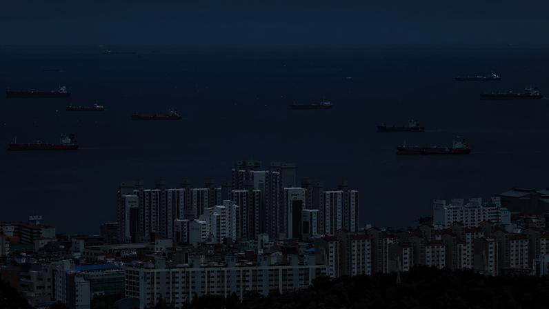 Houve uma enxurrada de mais de 60 milhões de barris represados, que ficaram parados quando a guerra começou.