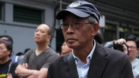 Vendedor de livros dissidente de Hong Kong, Lam Wing-kee, morre aos 70