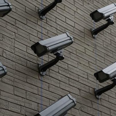 Vigilância por IA é intensificada e pode frear o progresso social