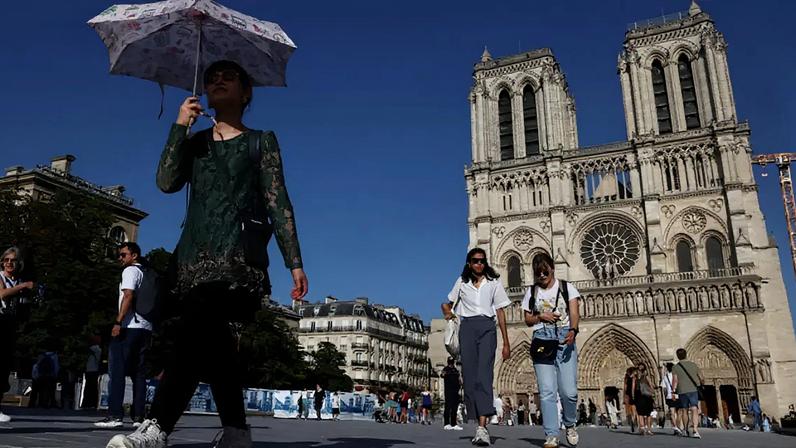 Pessoas passam diante da catedral de Notre dame, em 26 de maio de 2026 (imagem ilustrativa).