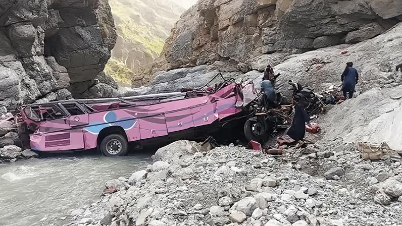 Pelo menos 32 mortos após ônibus superlotado cair em ravina no Paquistão