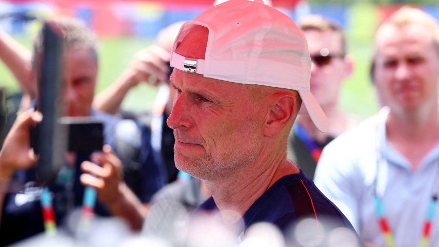 O técnico da Noruega, Stale Solbakken, fala com a imprensa após o treino