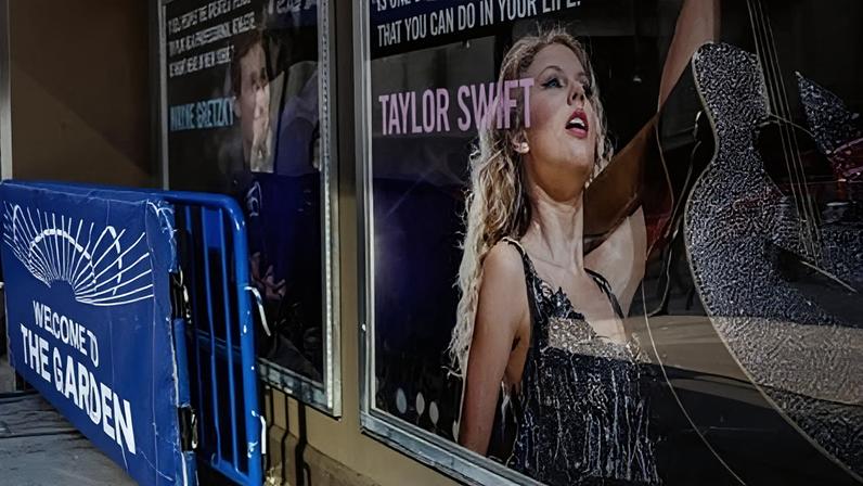 Taylor e Travis: casamento com vestido Dior e presença de Adam Sandler