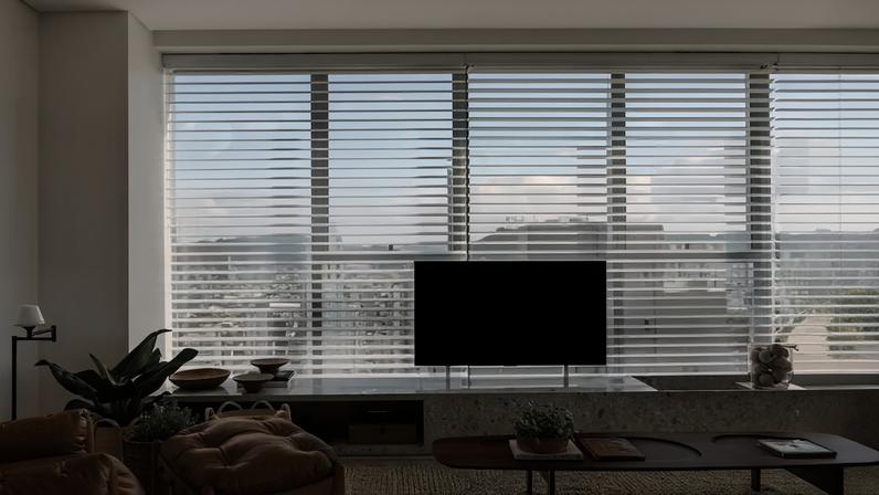 Blackout, as persianas Silhouette da Hunter Douglas, na Via House, permitem que os moradores aproveitem a vista e ao mesmo tempo tenham privacidade na hora de assistir à TV