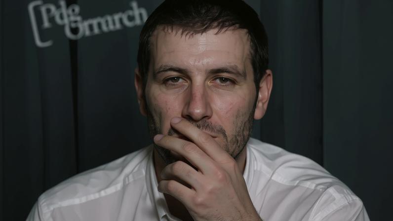 Internet descobre quem é o homem da capa do primeiro disco do Arctic Monkeys