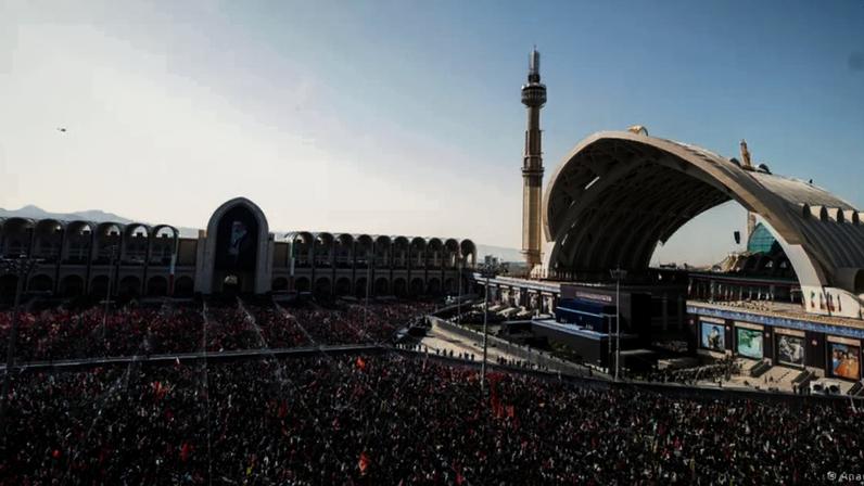 Segundo dia do funeral de Ali Khamenei lotou centro religioso em Teerã, com estimadas centenas de milhares de pessoas