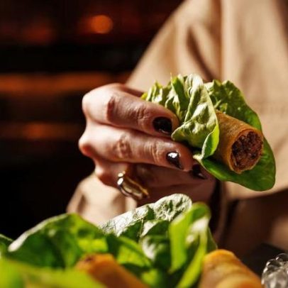 Curry japonês vira recheio de bolinhos e cobertura de batata frita