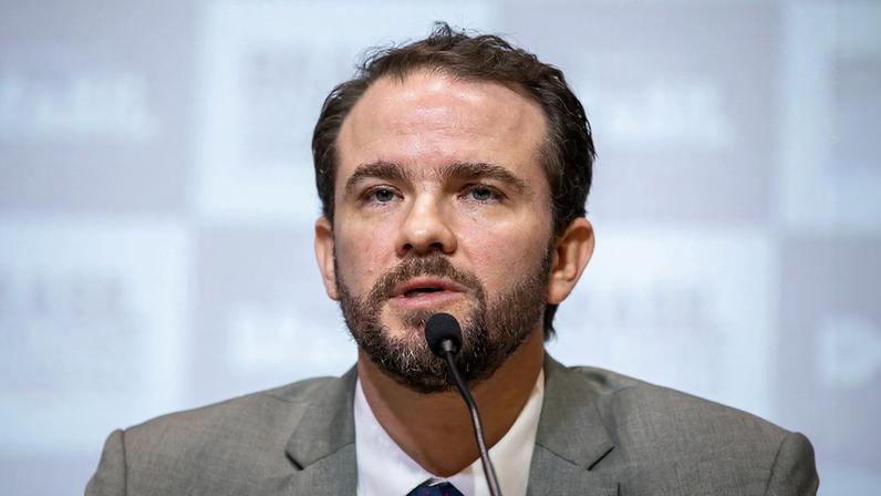 Ministro da Fazenda Dario Durigan negou que a política fiscal do governo Lula seja a principal responsável pela Selic alta.