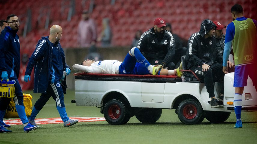 Gabriel Pec sofre fratura na tíbia em sua estreia pelo Cruzeiro