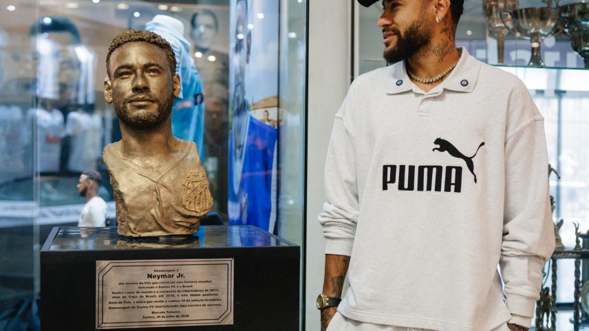 Neymar ganha busto e estátua no Memorial do Santos