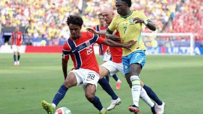 Bobb comemora o sucesso da Noruega com Haaland, autor dos 2 gols da partida –