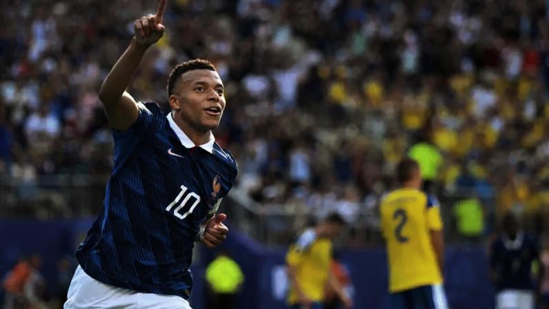 O capitão da seleção francesa, Kylian Mbappé, comemora o terceiro gol na vitória contra a Suécia, em Nova York, em 30 de junho de 2026.