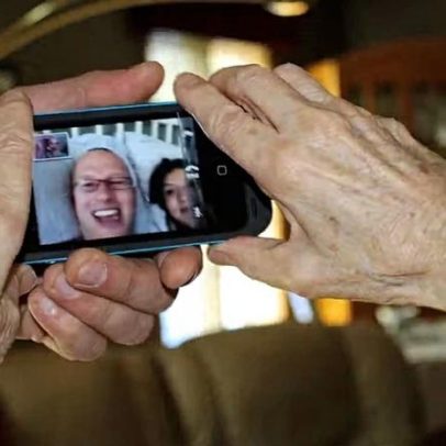 Uso intenso de celular por idosos está associado a maior risco de depressão