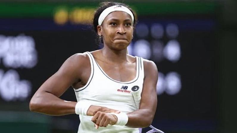 Coco Gauff vence Bencic em partida noturna perto do toque de recolher