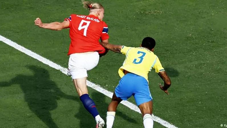Haaland cabeceira para marcar o primeiro gol norueguês na vitória contra o Brasil