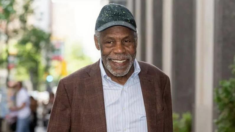 Danny Glover falou pela primeira vez sobre a vida após o diagnóstico de Alzheimer e revelou como mantém a rotina aos 80 anos
